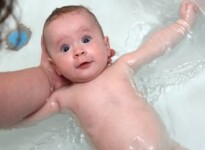 Как часто купать грудничка с мылом