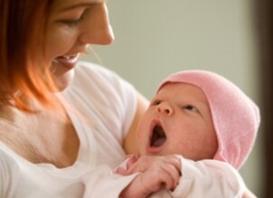 Белые твердые крупинки в кале у грудничка
