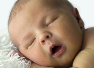 Опасно ли для новорожденного дрожание подбородка
