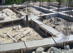 Заливка фундаменту під будинок та фасадні роботи: важливі етапи будівництва