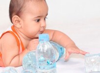 Нужно ли заставлять грудничка пить воду