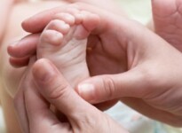 Причины потеющих ручек и ножек у грудничка