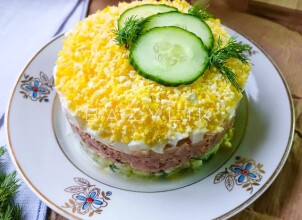Смачний та поживний салат з тунцем, огірком і яйцем