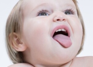У грудничка на губах и языке белые пятнышки