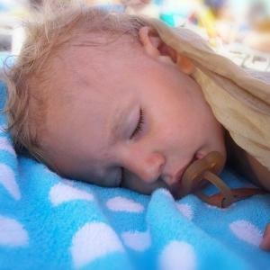 У малыша во сне голова мокрая от пота