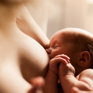 Как научить ребенка правильно брать грудь 